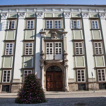 Althansky Palac Znojmo Buitenkant foto