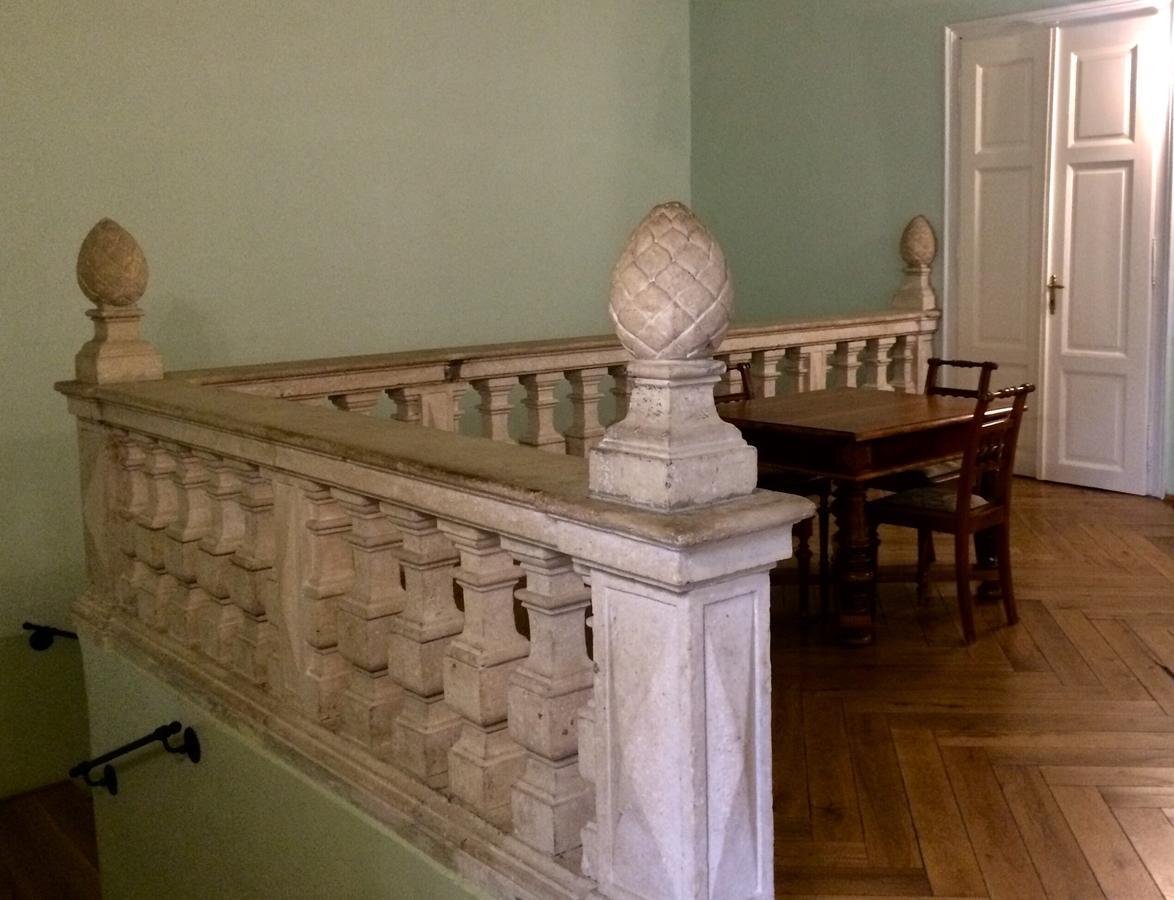 Althansky Palac Znojmo Buitenkant foto